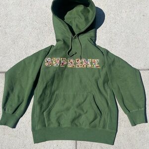 Rhinestone Green Supreme Hoodie 
Size M
Perfect condition 
#supreme #vintage